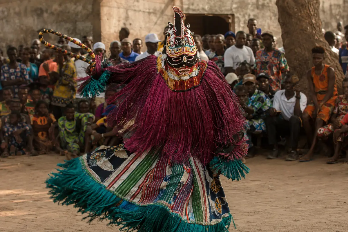 Masque traditionnel en mouvement