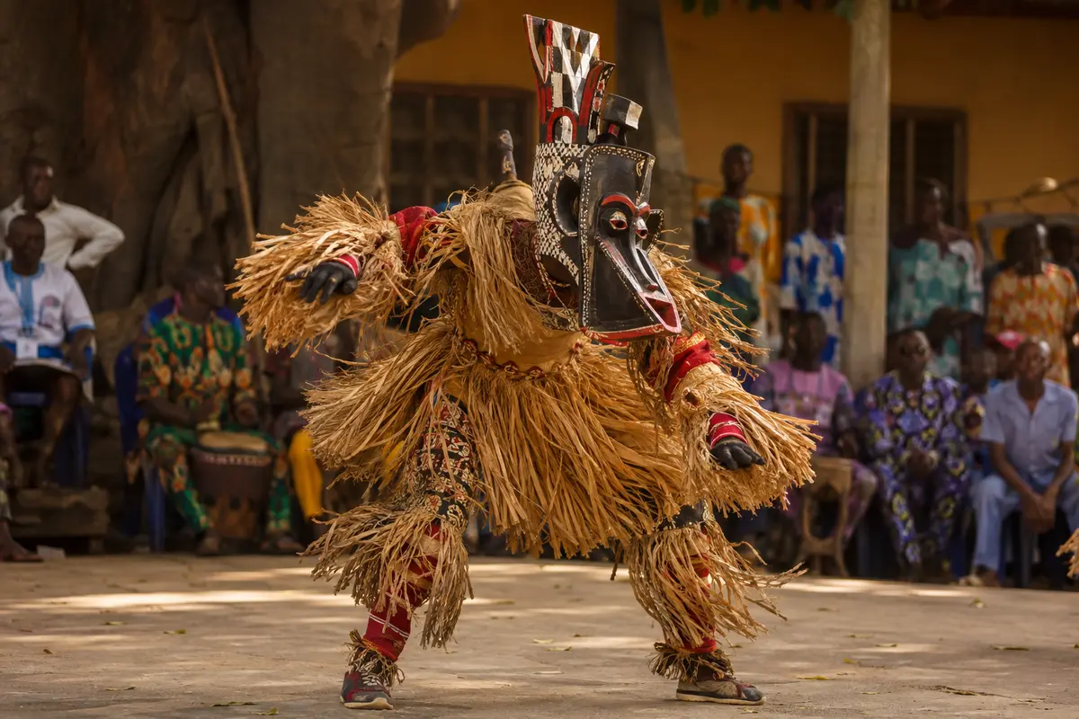 Masques et artistes traditionnels pendant le Festival Gohr Mankeréo