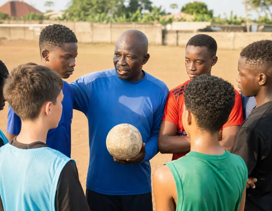 Encadrement de jeunes footballeurs par l’ONG Dream Team