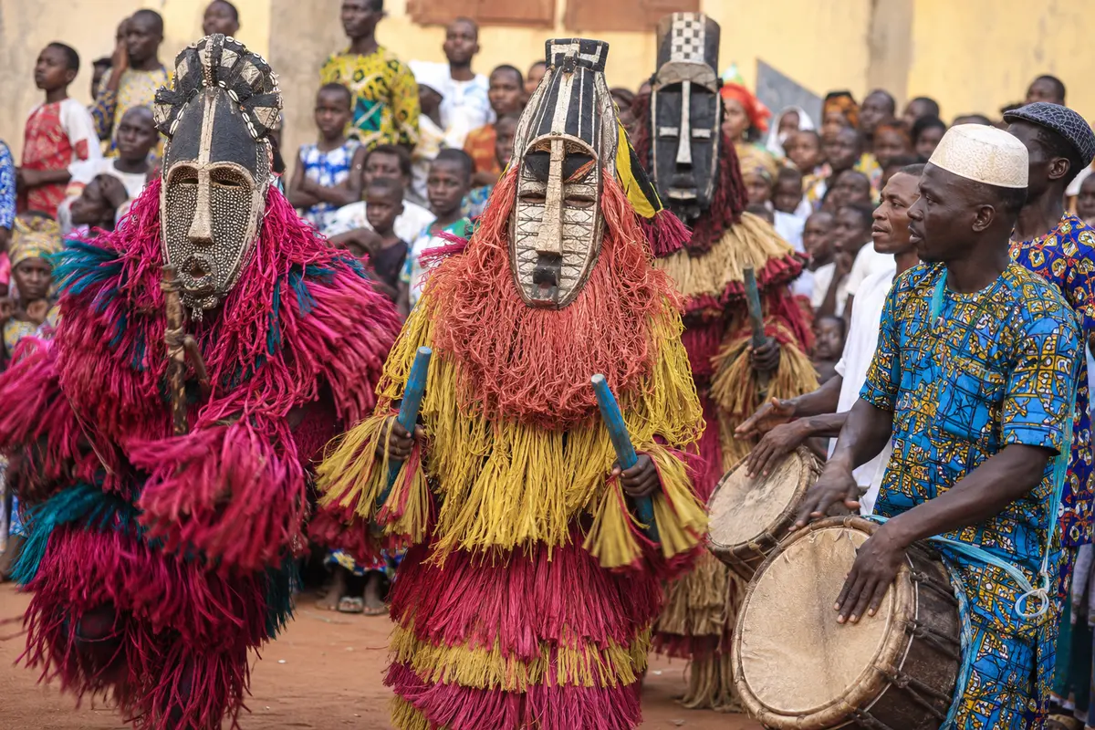 Masques danseurs et percussionnistes