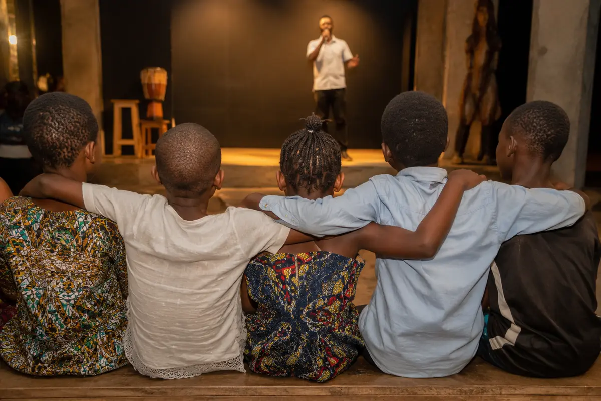 Jeunes spectateurs pendant Bénin Stand-Up Kids